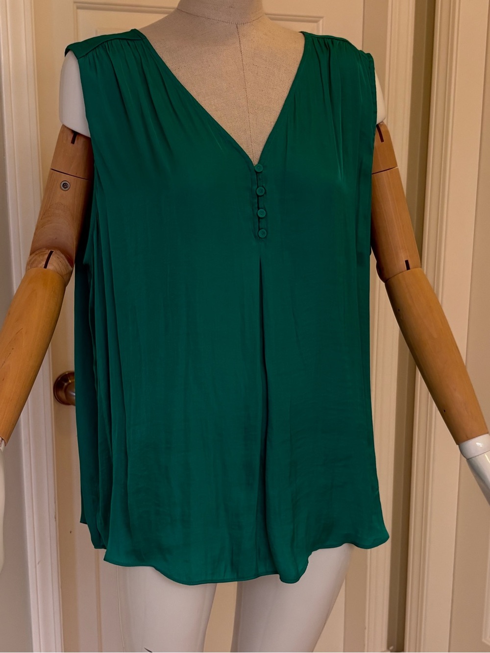 Hilary Radley Emerald Green V-Neck Sleeveless Button-Front Camisole Like New